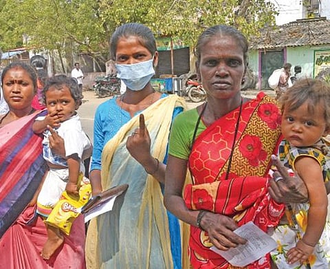 தூத்துக்குடி போல்பேட்டை கீதா மெட்ரிக் பள்ளி வாக்குச்சாவடியில் முதல் முறையாக வாக்களித்துவிட்டு வெளியே வந்த  நரிக்குறவர் இன பெண்கள். படம்: என்.ராஜேஷ்﻿﻿