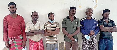 இலங்கை கடற்படையினரால் சிறைபிடிக்கப்பட்ட ராமநாதபுரம் மாவட்டத்தைச் சேர்ந்த மீனவர்கள்.