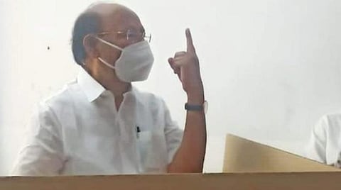 திண்டிவனம் தனியார் பள்ளி வாக்குச்சாவடியில் பாமக நிறுவனர் ராமதாஸ் வாக்களித்தார்.