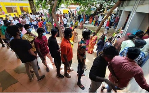 சென்னை மாநகராட்சியில் ஆளும் கட்சியினர் வன்முறை; 26 வாக்குச்சாவடிகளில் மறுதேர்தல் அவசியம்: மாநில தேர்தல் ஆணையரிடம் அதிமுக வலியுறுத்தல்