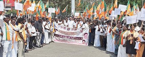திருவண்ணாமலையில் திமுகவை கண்டித்து ஆர்ப்பாட்டத்தில் ஈடுபட்ட பாஜகவினர். படம்: இரா.தினேஷ்குமார்.