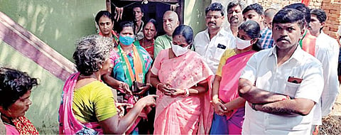 தற்கொலை செய்து கொண்டதாக கூறப்படும் ஹேமமாலினியின் பெற்றோரை நேற்று செம்பேடு கிராமத்தில் பாஜக தேசிய மகளிர் அணி தலைவர் வானதி சீனிவாசன் சந்தித்து, ஆறுதல் கூறினார்.