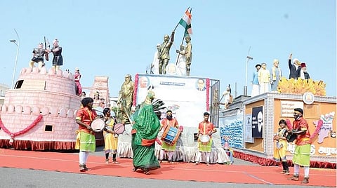 இந்திய விடுதலைப் போரில், தமிழக சுதந்திரப் போராட்ட வீரர்களின் பங்களிப்பை போற்றி, பெருமைப்படுத்தும் வகையில் சென்னையில் நடைபெற்ற குடியரசு தின விழாவில் பங்கேற்ற தமிழக அரசின் 3 அலங்கார ஊர்திகள் நேற்று முதல் பொதுமக்களின் பார்வைக்காக மெரினா கடற்கரையில் காட்சிப்படுத்தப்பட்டுள்ளன. படம்: க.பரத்