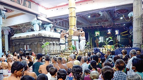திருவல்லிக்கேணி பார்த்தசாரதி பெருமாள் கோயில் பிரம்மோற்வச விழா நேற்று காலை கொடியேற்றத்துடன் தொடங்கியது. (உள்படம்) இந்த நிகழ்வை முன்னிட்டு, சிறப்பு அலங்காரத்தில் தேவி, பூதேவியுடன்   பார்த்தசாரதி பெருமாள் எழுந்தருளி பக்தர்களுக்கு அருள்பாலித்தார். இதில் ஏராளமான பக்தர்கள் பங்கேற்று சுவாமி தரிசனம் செய்தனர். படங்கள்: க.பரத்