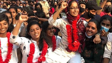 'என் சமூகத்தில் இருந்தே எனக்கு அழுத்தம் இருக்கிறது' - கேரளாவில் கல்லூரி மாணவர் தேர்தலில் வென்ற அய்ஷத்