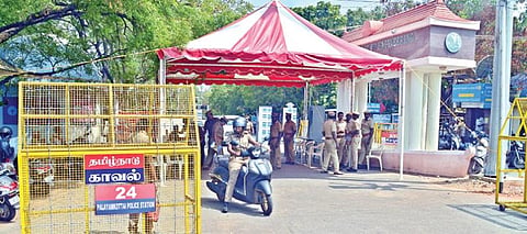 திருநெல்வேலி மாநகராட்சி தேர்தலில் பதிவான வாக்குகள் எண்ணும் பணி நடைபெறவுள்ள அரசு பொறியியல் கல்லூரி வாக்கு எண்ணும் மையத்தில் பலத்த பாதுகாப்பு ஏற்பாடுகள் செய்யப்பட்டுள்ளன. 											  படம்: மு. லெட்சுமி அருண்