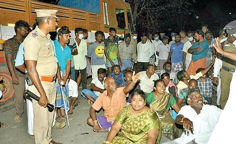 புளியங்குடியில் வாக்கு எண்ணும் மையத்தை அதிமுக உள்ளிட்ட பல்வேறு கட்சிகளைச் சேர்ந்தவர்கள் முற்றுகையிட்டு போராட்டத்தில் ஈடுபட்டனர்.