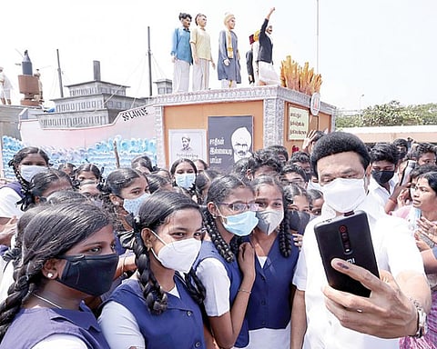 சென்னை தலைமைச் செயலகத்தில் இருந்து முதல்வர் மு.க.ஸ்டாலின் நேற்று இல்லம் திரும்பும் வழியில் மெரினா கடற்கரை பகுதியில் காட்சிப்படுத்தப்பட்டுள்ள சென்னை குடியரசு தின விழாவில் கலந்துகொண்ட விடுதலைப் போரில் தமிழகம் என்ற 3 அலங்கார ஊர்திகளை மயிலாப்பூர் பி.எஸ். மெட்ரிகுலேசன் பள்ளி,  திருவல்லிக்கேணி ரேக்ஸ் மெட்ரிகுலேசன் பள்ளி, இ.வி.இ. மெட்ரிகுலேசன் பள்ளி, என்.கே.டி. தேசிய ஆண்கள் பள்ளி ஆகிய பள்ளிகளின் மாணவ-மாணவிகள் கண்டுகளித்து கொண்டிருந்தனர். இதை பார்த்த முதல்வர் தனது வாகனத்தை நிறுத்தச் சொல்லி அவர்களுடன் கலந்துரையாடி செல்பி புகைப்படமும்  எடுத்துக் கொண்டார்.