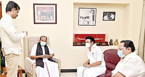 கரோனா தொற்றில் இருந்து குணமடைந்து சென்னை அண்ணா நகர் வீட்டில் ஓய்வெடுத்து வரும் மதிமுக பொதுச் செயலாளர் வைகோவை அவரது வீட்டில் முதல்வர் ஸ்டாலின் நேற்று சந்தித்து நலம் விசாரித்தார். அருகில் அமைச்சர் துரைமுருகன், வைகோவின் மகன் துரை வையாபுரி.