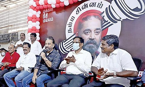 மக்கள் நீதி மய்யம் கட்சியின் 5-ம் ஆண்டு விழாவை முன்னிட்டு கட்சி அலுவலகத்தில் தொண்டர்கள் இடையே கட்சித் தலைவர் கமல்ஹாசன் உரையாற்றினார். உடன் நிர்வாகிகள்.படம்: க.பரத்