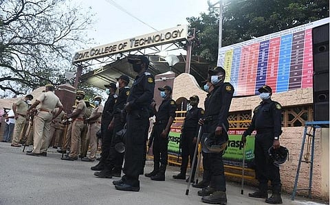 கோவை ஜிசிடி கல்லூரி முன்பு கமாண்டோ படை போலீஸார் பாதுகாப்பு பணியில் ஈடுபட்டுள்ளனர | படம்: ஜெ.மனோகரன்.
