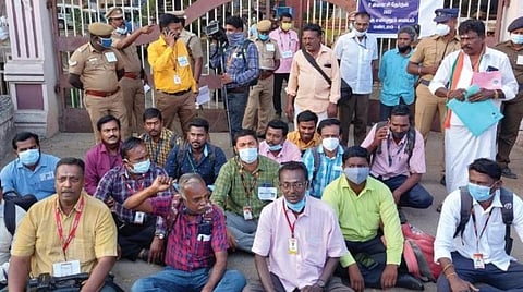மதுரையில் வாக்கு எண்ணிக்கை மையங்களில் அனுமதி மறுப்பு: செய்தியாளர்கள் ஆர்ப்பாட்டம்