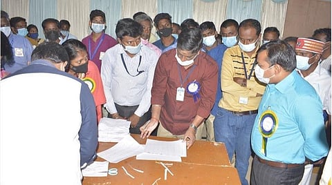 திருப்பத்தூர் மாவட்டம், வாணியம்பாடி ஜெயின் மகளிர் கல்லூரியில் வாக்கு எண்ணும் பணிகளை மாவட்ட ஆட்சியர் அமர்குஷ்வாஹா ஆய்வு செய்தார்.