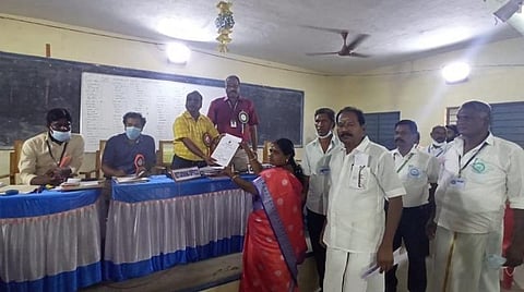 கள்ளக்குறிச்சி நகராட்சியில் வெற்றிபெற்ற வேட்பாளருக்கு வெற்றிச் சான்றிதழை வழக்கும் நகராட்சி ஆணையர் குமரன்.