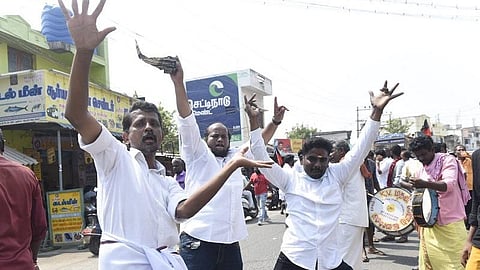 வெற்றிக் கொண்டாட்டத்தில் திமுகவினர்: படம்: எஸ்.குருபிரசாத்