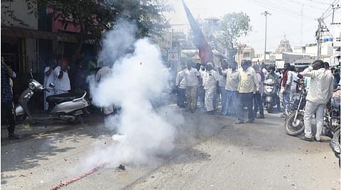 வெற்றிக் கொண்டாட்டத்தில் திமுகவினர்.