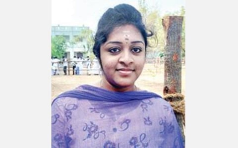 மாணவி சினேகா
