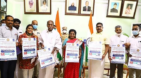 புதுச்சேரி துணைநிலை ஆளுநர் மாளிகையில் நடைபெற்ற வேலைவாய்ப்பு முகாமிற்கான தகவல் கையேடு வெளியீட்டு நிகழ்ச்சியில் பங்கேற்ற ஆளுநர் தமிழிசை மற்றும் புதுவை முதல்வர் ரங்கசாமி, அமைச்சர் நமச்சிவாயம் உள்ளிட்ட அதிகாரிகள்.