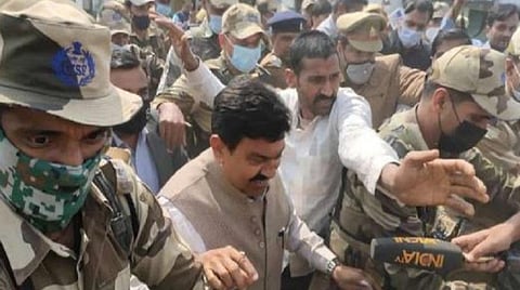 வாக்கு இயந்திரம் கோளாறு காரணமாக லக்கிம்பூர்கேரியின் துணை ஆட்சியர் டாக்டர் ராகேஷ் வர்மா நேரில் வந்து விசாரணை.