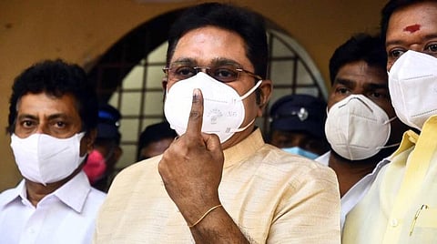 நகர்ப்புற உள்ளாட்சித் தேர்தலில் தினகரன் வாக்களித்தபோது...