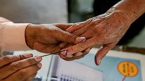 உத்தரபிரதேசத்தில் தொங்கு சட்டப்பேரவை ஏற்படுமா? - அரசியல் கட்சி தலைவர்கள் கருத்துகளால் சர்ச்சை