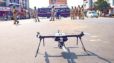 கர்நாடக மாநிலம் ஷிமோகாவில் ஆர்எஸ்எஸ் பிரமுகர் கொலையால் ஏற்பட்ட வன்முறையை தொடர்ந்து 144 தடை உத்தரவு பிறப்பிக்கப்பட்டுள்ளது. இந்நகரில் ட்ரோன் மூலம் நேற்று கண்காணிப்பு பணி மேற்கொள்ளப்பட்டது.படம்: பிடிஐ