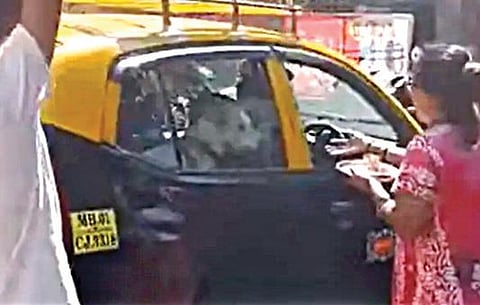 மும்பையில் காணாமல் போன தெரு நாய் திரும்பி வந்ததை கொண்டாடிய மக்கள்