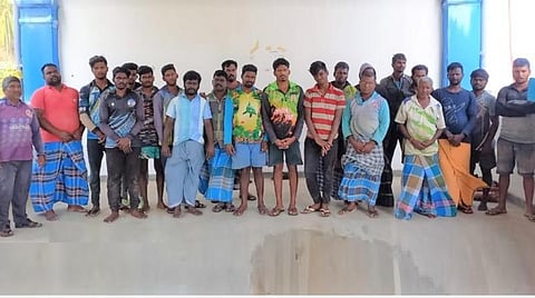 இலங்கை கடற்படையினரால் சிறைபிடிக்கப்பட்டுள்ள நாகை மற்றும் காரைக்கால் மீனவர்கள்.