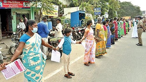 சிப்காட் அமைக்கும் தமிழக அரசின் நடவடிக்கையை கண்டித்து, தி.மலையில் நேற்று மனித சங்கிலி போராட்டத்தில் ஈடுபட்ட கிராம மக்கள்.