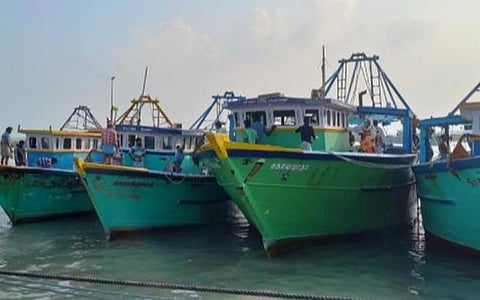 எல்லை தாண்டி மீன் பிடித்ததாக நாகை, காரைக்கால் மீனவர்கள் 22 பேரை கைது செய்த இலங்கை கடற்படை