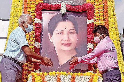உயர்கல்வி மன்ற வளாகத்தில் ஜெயலலிதா படத்துக்கு அரசு சார்பில் தமிழ் வளர்ச்சி,செய்தித் துறை செயலர் மகேசன் காசிராஜன், செய்தி மக்கள் தொடர்புத் துறை இயக்குநர்  வீ.ப.ஜெயசீலன் மலர் தூவி மரியாதை செலுத்தினர்.படங்கள்: ம.பிரபு