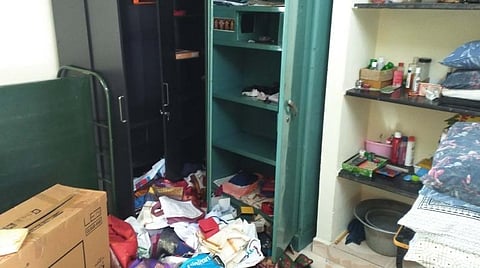 குமாரபாளையம் அருகே வேமன்காட்டுவலசு பகுதியில்  பூட்டை உடைத்து 32 லட்சம் ரூபாய், 60 பவுன் நகை மர்ம நபர்களால் திருடப்பட்டது.