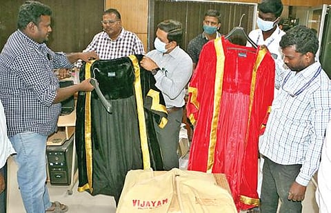 வேலூர் மாநகராட்சி மேயர், துணை மேயருக்கு அணிவிக்கும் அங்கிகளை நேற்று பார்வையிட்ட மாநகராட்சி ஆணையர் அசோக்குமார்.படம்: வி.எம்.மணிநாதன்.