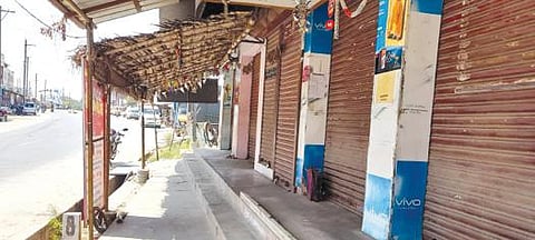 வேடசந்தூர் அருகே எரியோட்டில் அடைக்கப்பட்டிருந்த கடைகள்.