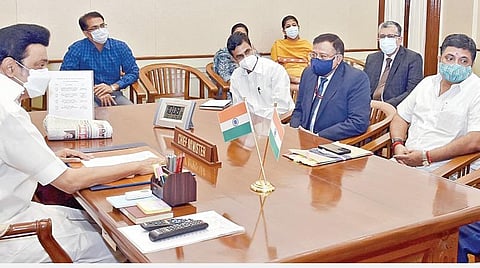 நிதி ஆயோக் உறுப்பினர் வி.கே.சரஸ்வத், சிறப்புச் செயலாளர் கே.ராஜேஸ்வர ராவ், ஆலோசகர் பி.சாரதி ரெட்டி ஆகியோர் சென்னை தலைமைச் செயலகத்தில் முதல்வர்ஸ்டாலினை நேற்று சந்தித்து பேசினார்கள். நிதியமைச்சர் பழனிவேல் தியாகராஜன், தலைமைச் செயலாளர் வெ.இறையன்பு, திட்டம் மற்றும் வளர்ச்சித் துறை கூடுதல் தலைமைச் செயலாளர்விக்ரம் கபூர், மாநில திட்டக்குழு துணைத் தலைவர் ஜெ.ஜெயரஞ்சன், அரசு உயர் அலுவலர்கள் உடனிருந்தனர்.