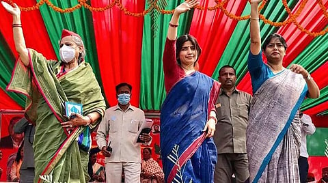 உ.பி.யில் நாளை வாக்குப்பதிவு நடைபெற உள்ள சிராத்துவில் சமாஜ்வாதி கூட்டணி கட்சியான அப்னா தளம் (கமர்வாத்) வேட்பாளர் பல்லவி பட்டேலுடன், டிம்பிள் யாதவ், ஜெயா பச்சன் ஆகியோர் பிரச்சாரம் செய்தனர்.