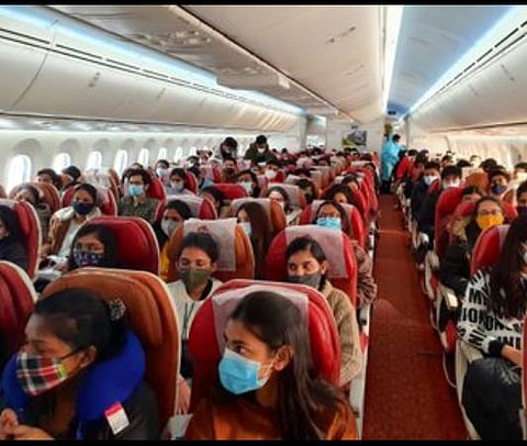 உக்ரைன் மீது ரஷ்யா தாக்குதல்: 219 இந்தியர்களுடன் முதல் விமானம் ருமேனியாவில் இருந்து புறப்பட்டது