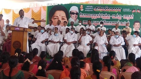 கோவை அதிமுக தலைமை அலுவலகமான இதயதெய்வம் மாளிகையில் நேற்று நடைபெற்ற ஆலோசனைக் கூட்டத்தில் பேசிய எம்எல்ஏ எஸ்.பி.வேலுமணி