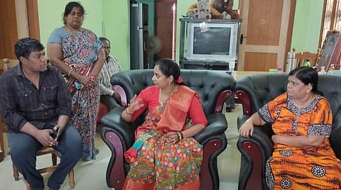 பட விளக்கம்: உக்ரைனில் படித்து வரும் காரைக்காலைச் சேர்ந்த மாணவர் ஒருவரின் குடும்பத்தாரை சந்தித்துப் பேசிய அமைச்சர் சந்திர பிரியங்கா  
