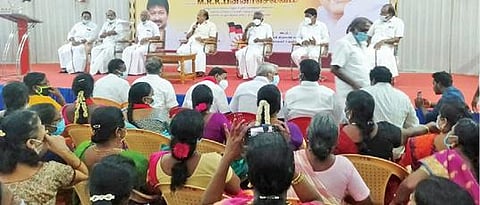 கடலூரில் நேற்று நடைபெற்ற மாவட்ட திமுக செயற்குழுக் கூட்டத்தில் உரையாற்றும் அமைச்சர் எம்.ஆர்.கே.பன்னீர்செல்வம்.