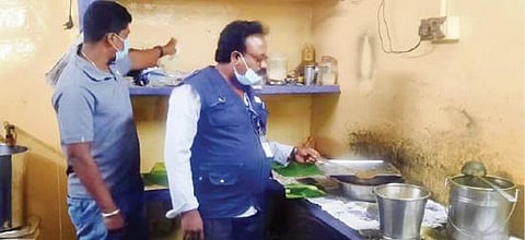 பாப்பாரப்பட்டி பகுதியில் உள்ள உணவகத்தில் ஆய்வு செய்த உணவுப் பாதுகாப்பு அலுவலர்கள்.