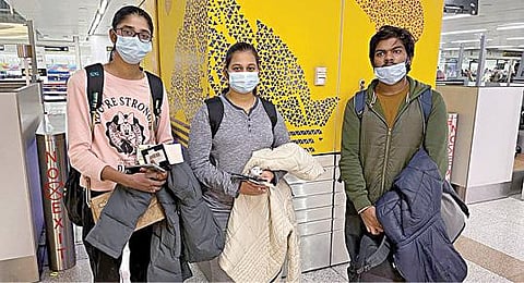 உக்ரைனில் இருந்து நாடு திரும்பிய திருப்பூரை சேர்ந்த வைஷ்ணவ் நந்தா, மதுரையை சேர்ந்த ஸ்ரீலேகா, தூத்துக்குடியை சேர்ந்த பிரேமா. இவர்கள் மூவரும் முதலாண்டு படிக்கும் மாணவர்கள்.