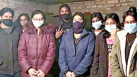 உக்ரைன் நாட்டில் குகை அறைகளில் தங்கியுள்ள தஞ்சவூர் மாவட்டத்தைச் சேர்ந்த மாணவிகள்.