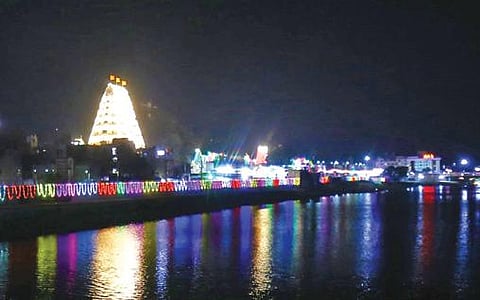 மகா சிவராத்திரி பிரம்மோற்சவ விழாவினையொட்டி, வாயுத்தலமாக விளங்கும்  காளஹஸ்தி சிவன் கோயில் மட்டுமின்றி அந்நகரமே மின் விளக்குகளால் அலங்கரிக்கப்பட்டு விழாக்கோலம் பூண்டுள்ளது. இதில், சுவர்ணமுகி நதிக்கரையோரம் ரம்மியமாக காட்சியளிக்கும் காளஹஸ்தி சிவன் கோயில்.
