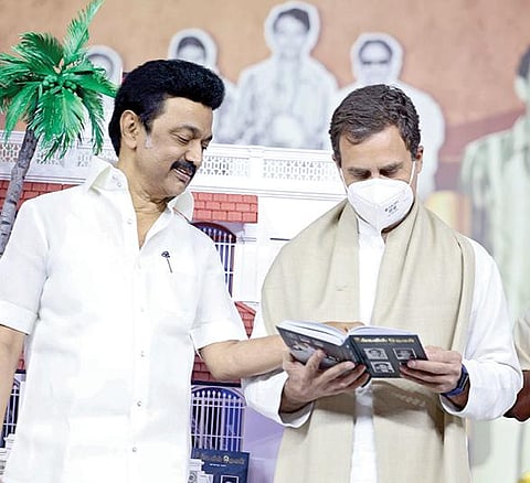 சென்னையில் நடந்த விழாவில், முதல்வர் மு.க.ஸ்டாலின் எழுதிய ‘உங்களில் ஒருவன்’ நூலின் முதல் பாகத்தை காங்கிரஸ் தலைவர் ராகுல் காந்தி நேற்று வெளியிட்டார். நூலின் சிறப்பு பற்றி ராகுலுக்கு விளக்குகிறார் முதல்வர் ஸ்டாலின்.