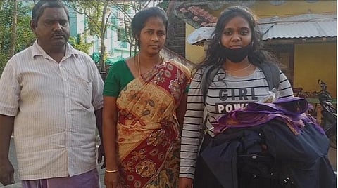 உக்ரைனிலிருந்து வீடு திரும்பிய கல்லூரி மாணவி கீர்த்தனா. 