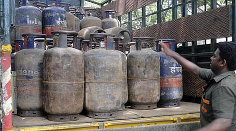 வர்த்தக உபயோக எரிவாயு சிலிண்டர் விலை ரூ.105 உயர்வு
