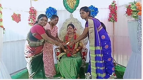திருநங்கையின் குடும்பத்தினரே ஏற்று நடத்தும் விழா.