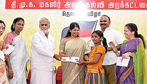 முதல்வர் ஸ்டாலினின்  69-வது பிறந்தநாளை முன்னிட்டு, திமுக மகளிரணி சார்பில் நேற்று கல்வி அறக்கட்டளையை தொடங்கிவைத்து, பள்ளி  மாணவிக்கு கல்வி உதவித்தொகை வழங்கினார் திமுக  மகளிரணிச் செயலர் கனிமொழி எம்.பி. உடன், அமைச்சர் சேகர்பாபு,  மயிலாப்பூர் எம்எல்ஏ வேலு மற்றும் கட்சி நிர்வாகிகள்.