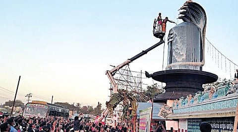 மஹா சிவராத்திரி விழாவை முன்னிட்டு, திருவள்ளூர் மாவட்ட ஆட்சியர் அலுவலகம் அருகே உள்ள முத்தீஸ்வரர் கோயிலில் உள்ள 41 அடி உயர ராஜலிங்கத்துக்கு நேற்று மாலை கிரேன் மூலம் 1008 லிட்டர் பாலாபிஷேகம் நடைபெற்றது. இந்நிகழ்வில், திரளான பக்தர்கள் பங்கேற்று, சுவாமி தரிசனம் செய்தனர்.